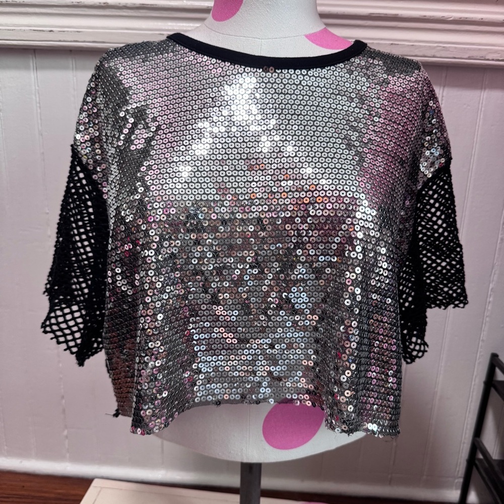 NWT Emma + Sam Sequin Fishnet Cropped Tee